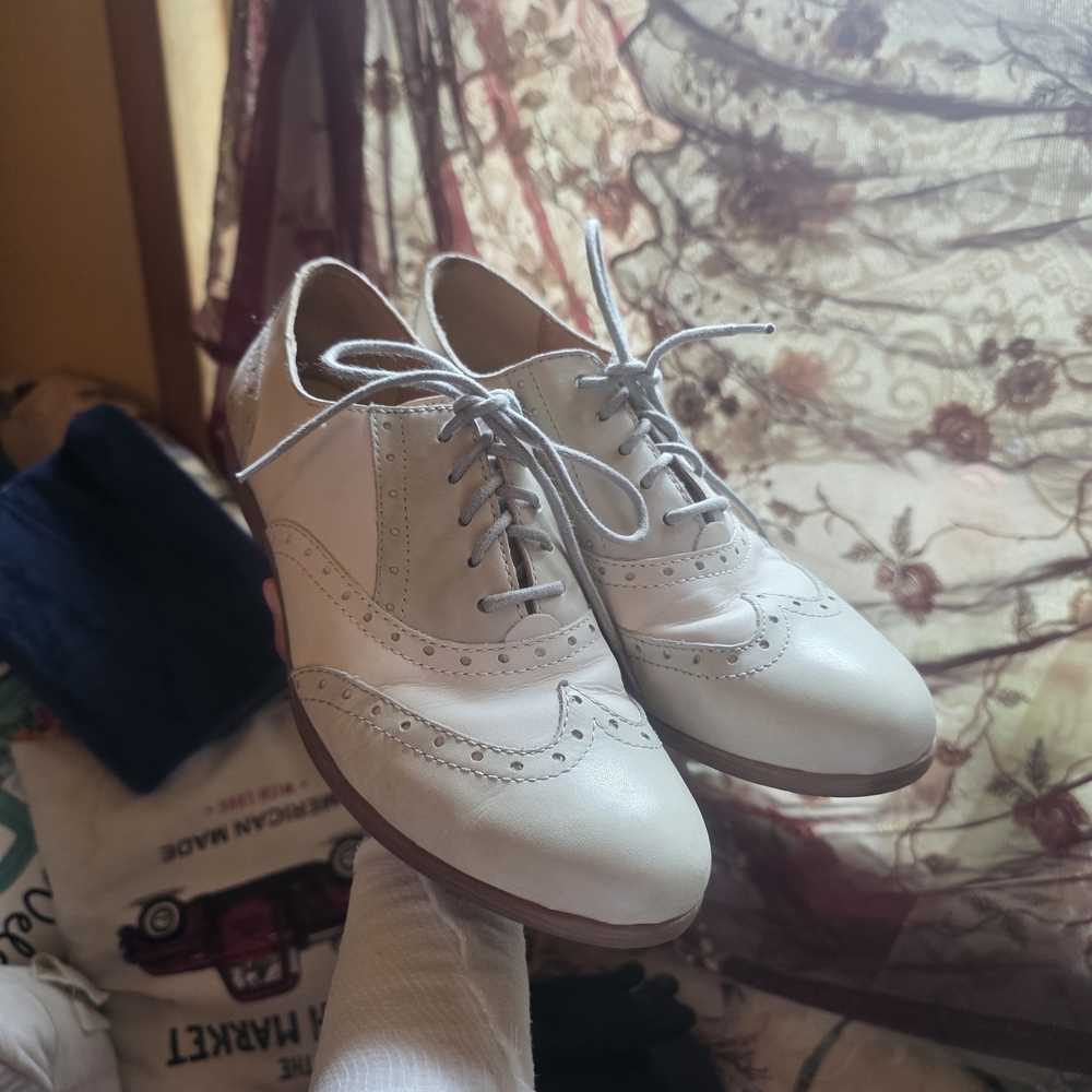 Classic Born White Brogue Women's Shoes - Picture 3 of 3